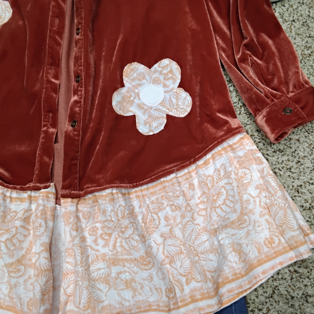 3904 Size XL Umgee Rust Velvet Button-Front Tunic with Blush Floral Trim - Picture 2 of 7